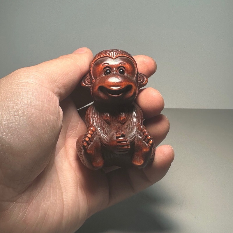 Statuetta di scimmia intagliat - Phone Accessories Market recensione e prezzo